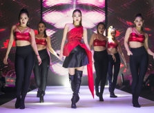 Minh Hằng đánh rơi đạo cụ khi nhảy trên sàn cat walk