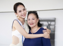 Mẹ tiễn hoa hậu Mai Phương đi thi Hoa hậu Thế giới tại Ấn Độ