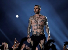 Adam Levine bị chỉ trích sau màn cởi áo ở Super Bowl