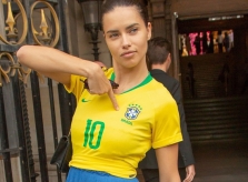 'Thiên thần nội y' mặc áo mang số của Neymar tới tuần thời trang