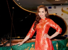 Á hậu Doanh nhân Thúy An diện áo dài catwalk bên dàn mẫu Tây
