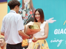 Á hậu Hoàng Oanh được nam sinh 'tỏ tình'