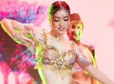 Á hậu Kiều Loan gây chú ý khi vừa hát vừa rap nhạc xuân