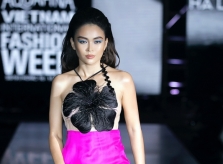 Á hậu Mâu Thủy không mặc nội y làm vedette