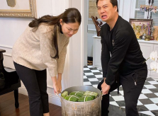 Á hậu Thanh Tú và chồng gói bánh chưng đón Tết