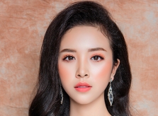 Á hậu Thuý An hoá quý cô cổ điển với sắc son ấm