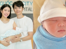 Á hậu Thúy Vân khoe rõ mặt con trai