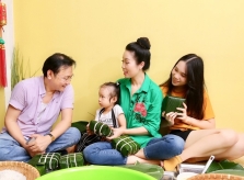 Á hậu Trịnh Kim Chi cùng chồng doanh nhân gói bánh chưng