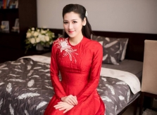 Hà Nội mưa, Á hậu Tú Anh mặc áo dài đỏ rực rỡ về nhà chồng