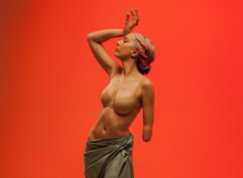 Cô gái mất một tay, bị gọi là quái vật trở thành người mẫu