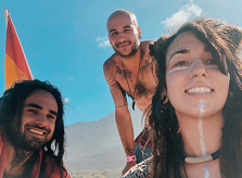 Người phụ nữ sống chung với chồng cũ và bạn trai mới