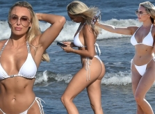 Sao truyền hình Anh quốc khoe vóc dáng đẹp đáng ngưỡng mộ ở biển