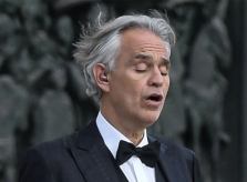 Danh ca Andrea Bocelli xin lỗi sau khi phản đối cách ly