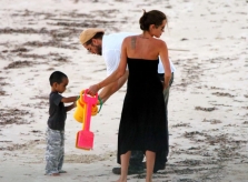 Angelina Jolie bị khui tự tung ảnh ngoại tình với Brad Pitt