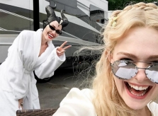 Angelina Jolie nhí nhảnh trên trường quay 'Maleficent 2'