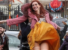 Anne Hathaway bị gió thổi tốc váy trên trường quay