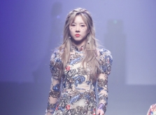 Áo dài Việt xuất hiện trên sàn runway của Tuần lễ thời trang Seoul