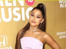 Ariana Grande tái xuất xinh đẹp hậu chia tay Pete Davidson