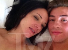 Asia Argento bị tung ảnh trên giường với bạn diễn 17 tuổi