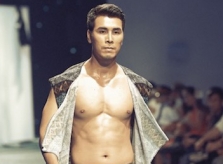 Á vương Hoàng Phi Kha làm vedette mở màn show đồ lót Rock