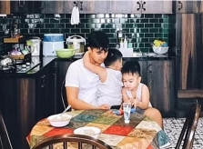 Baggio 'đánh vật' với cặp song sinh khi vắng vợ