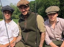 Becks và hai con trai 'đồng phục' mũ baker boy khi đi câu cá