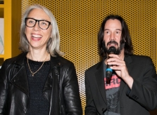 Bạn gái Keanu Reeves không ngại để tóc bạc