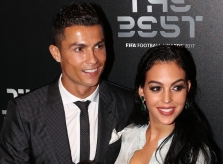 Bạn gái Ronaldo: 'Tôi run rẩy trước vẻ đẹp của anh ấy'