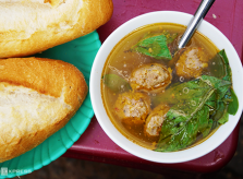 Hàng bánh mì xíu mại chưa đầy 2 mét vuông nổi tiếng Đà Lạt