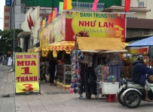 Bánh Trung thu 'mua 1 thành 3', khách hồ hởi xem rồi bức xúc bỏ đi
