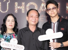 Bạn trai và dàn sao ủng hộ Hương Giang