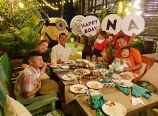 Bảo Nam về nước đoàn tụ với mẹ, bố dượng và hai em