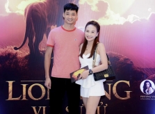 Bảo Thanh vai trần đi xem phim cùng ông xã