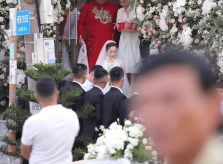 Bảo Thy như một nàng công chúa được chú rể và dàn siêu xe hộ tống