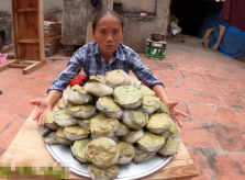 Bà Tân Vlog tung clip làm bánh sắn, dân mạng nhiệt tình soi điểm bất thường