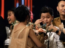 Bé Chấn Quốc nói gì khi bị MC Nguyên Khang đọc nhầm tên?