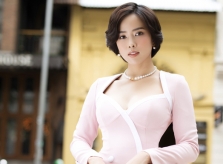 Bella Mai diện đồ bó khoe dáng đồng hồ cát