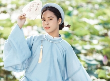 Bella Vũ lần đầu diện áo dài ngũ thân Huế
