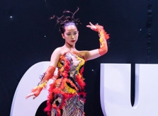 Bella Vũ múa chầu văn, hát trên sàn diễn