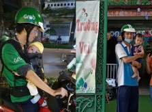 Bé trai chạy xe ôm cùng cha được đi học