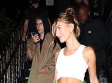 Vợ chồng Bieber dự tiệc mừng chiến thắng VMAs