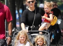 Blake Lively 'một nách ba con' ra phố