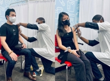 Bố con Trần Bảo Sơn tiêm vaccine ở Mỹ