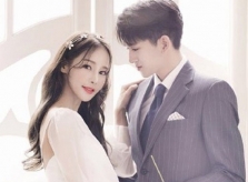 'Bom sex Hàn' và ông xã kém 17 tuổi hé lộ thiệp cưới