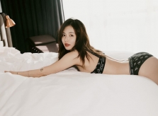 'Bom sex' HyunA khoe ba vòng