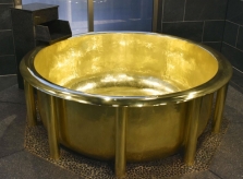 Bồn tắm vàng 18k nặng nhất thế giới trong công viên ở Nhật Bản