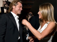 Brad Pitt nắm tay Jennifer Aniston