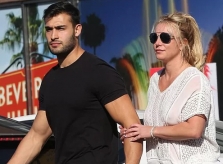 Britney Spears 'thả rông' vòng một đi chơi với bồ trẻ