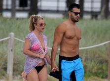 Britney Spears bị chê ăn mặc thảm hoạ khi ở bên tình trẻ kém 13 tuổi