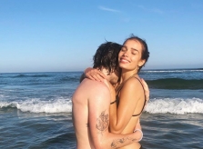 Brooklyn ôm ấp bạn gái, bỏ lễ rửa tội của em họ